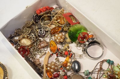 Lot 93 - Quantity of costume jewellery