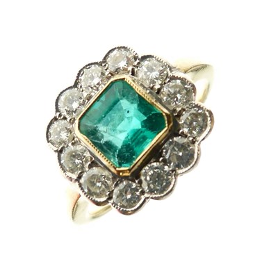 Lot 284 - Emerald and diamond cluster ring
