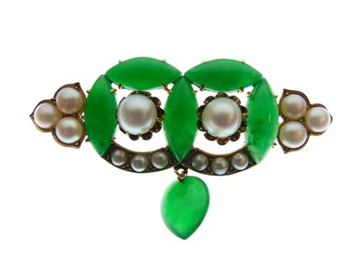 Lot 302 - Green jade and split pearl brooch