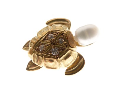 Lot 39 - '18ct' yellow metal diamond and pearl turtle brooch