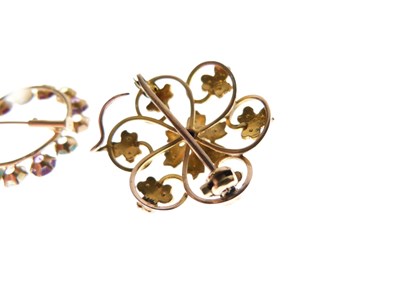 Lot 40 - Seed pearl flowerhead design brooch, stamped '9ct'
