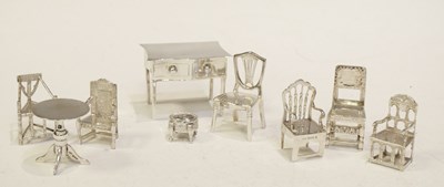 Lot 159 - George V silver miniature jewellery box