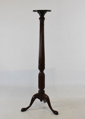 Lot 476 - 20th Century mahogany torchère, 140cm high