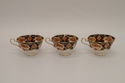 Lot 421 - Royal Albert 'Heirloom' pattern tablewares