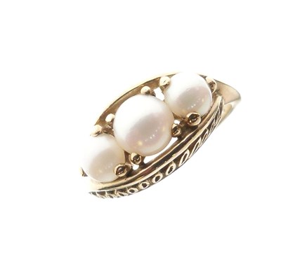Lot 20 - 9ct gold ring set three split cultured pearls