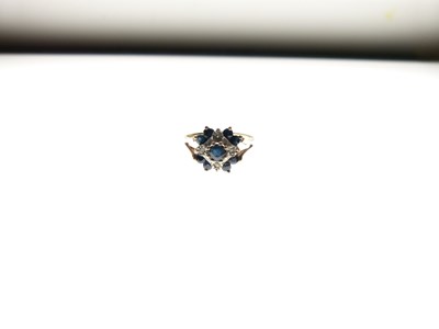 Lot 17 - 9ct gold cluster ring set blue and white stones