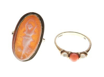 Lot 18 - 9ct gold three-stone ring set cultured pearls and coral