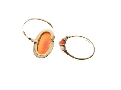 Lot 18 - 9ct gold three-stone ring set cultured pearls and coral