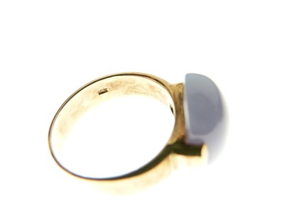 Lot 16 - Blue-grey agate set ring, stamped '18K'