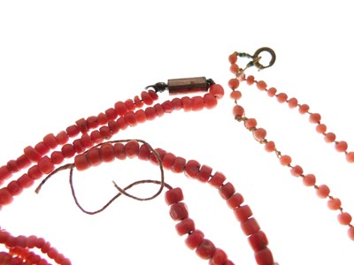 Lot 87 - Coral bracelet and necklace