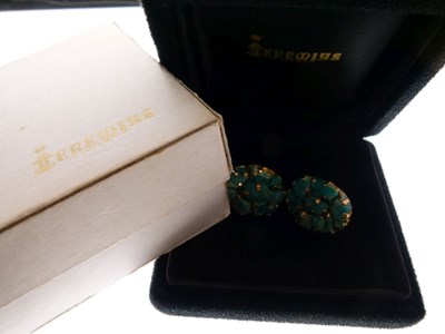 Lot 13 - Yellow metal and raw emerald cluster ring