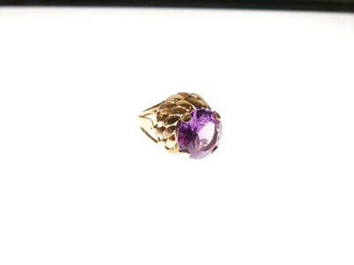Lot 7 - Synthetic purple sapphire '18K' yellow metal ring