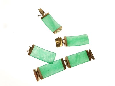 Lot 43 - Chinese yellow metal and dyed jade five-panel bracelet