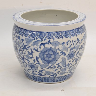 Lot 425 - Modern Chinese blue and white jardinière