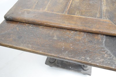 Lot 177 - Small 17th Century Continental oak draw-leaf table