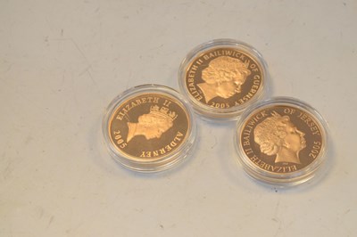 Lot 152 - End of World War II 60th Anniversary Channel Island gold five pound coins