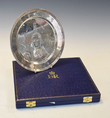 Lot 129 - Elizabeth II silver commemorative Silver Jubilee plate