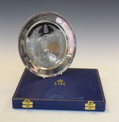 Lot 130 - Elizabeth II silver commemorative Silver Jubilee plate