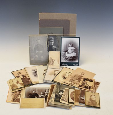 Lot 174 - Small quantity of vintage postcards and photographs