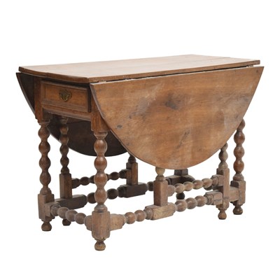 Lot 748 - Late 17th century oak gateleg table