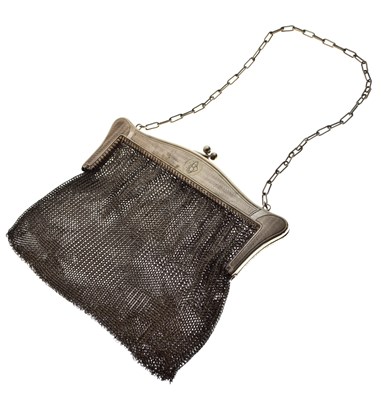 Lot 127 - White metal mesh evening bag