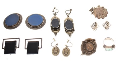 Lot 111 - Assorted silver jewellery