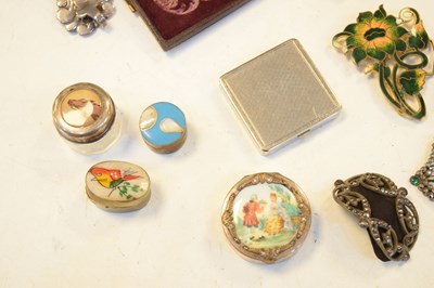 Lot 107 - Group of objects of virtue