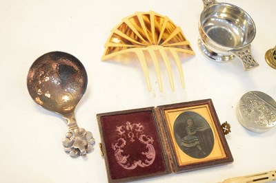 Lot 107 - Group of objects of virtue