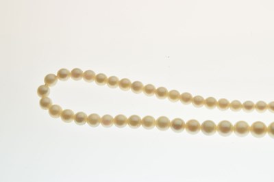 Lot 73 - Yellow metal (585) pearl necklace