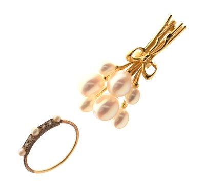 Lot 55 - Cultured pearl brooch