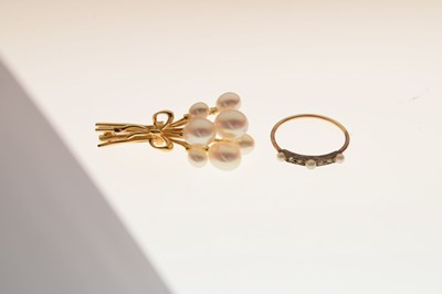 Lot 55 - Cultured pearl brooch