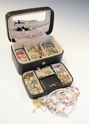 Lot 101 - Quantity of costume jewellery