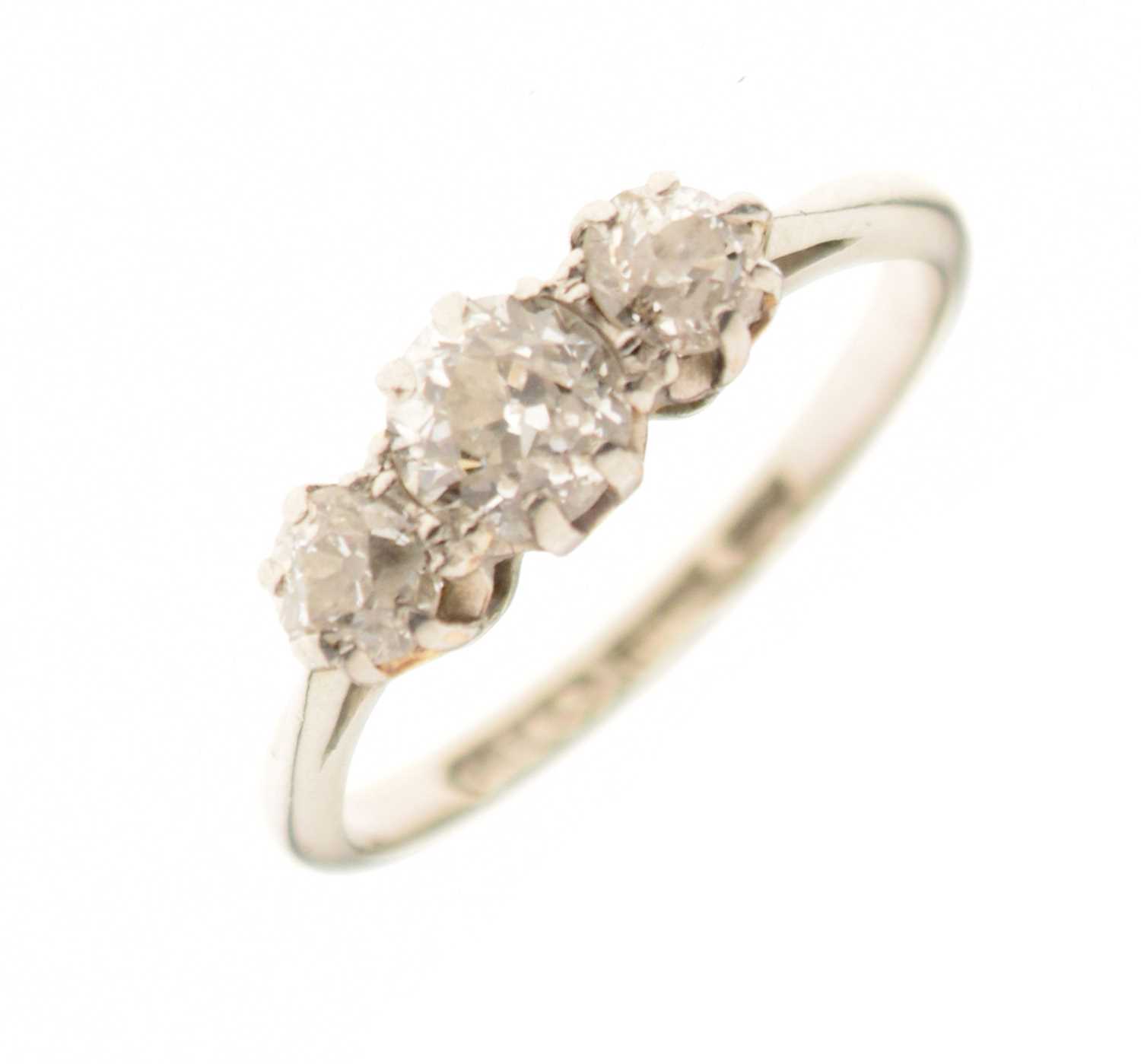 Lot 14 - Three stone diamond ring