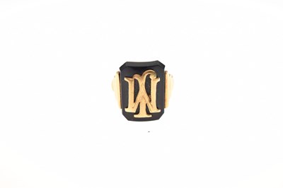 Lot 45 - Yellow metal and onyx signet ring