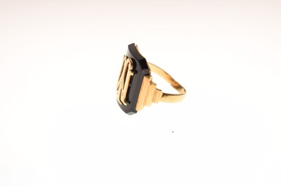 Lot 45 - Yellow metal and onyx signet ring