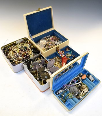 Lot 104 - Quantity of costume jewellery