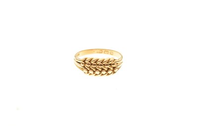 Lot 49 - 18ct gold 'keeper' ring