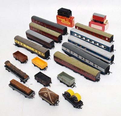 Lot 398 - Mixed quantity of Triang and Hornby Dublo railway carriages, wagons and rolling stock