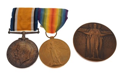 Lot 307 - First World War medal pair and medallion