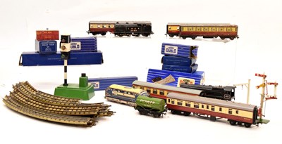 Lot 399 - Hornby Dublo 00 gauge trainset and loose locomotives, etc.