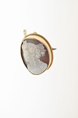 Lot 39 - Victorian shell cameo brooch