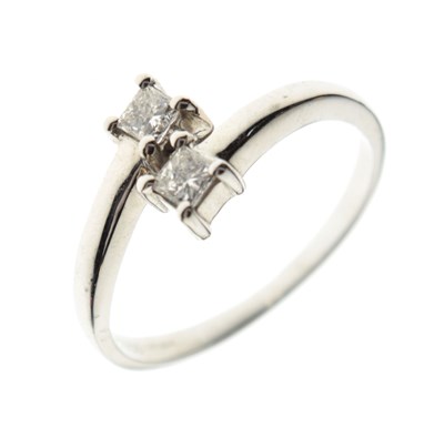 Lot 7 - Platinum two-stone princess cut diamond crossover ring