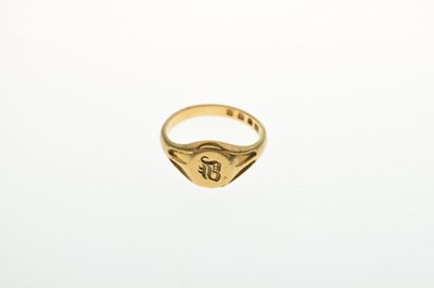 Lot 79 - 18ct gold signet ring