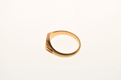 Lot 79 - 18ct gold signet ring