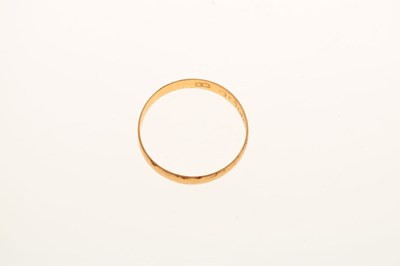 Lot 80 - 22ct gold wedding band