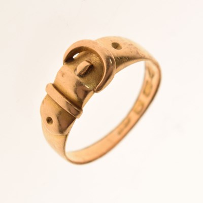 Lot 81 - 18ct gold buckle ring