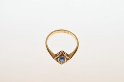Lot 33 - 18ct blue stone ring