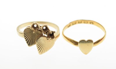 Lot 82 - Double heart motif ring