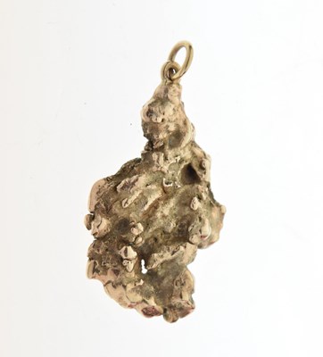 Lot 105 - Unmarked yellow metal 'nugget' pendant