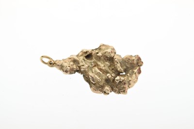 Lot 105 - Unmarked yellow metal 'nugget' pendant